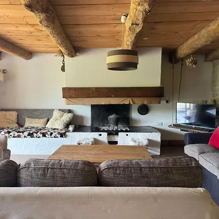 Renovated Barn With Pyrenees Mountain Views Сasa de vacaciones