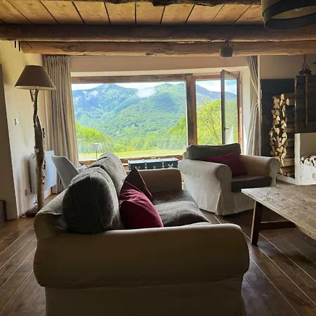 Сasa de vacaciones Renovated Barn With Pyrenees Mountain Views