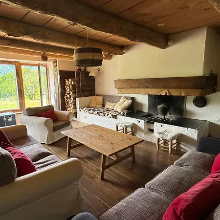 Сasa de vacaciones Renovated Barn With Pyrenees Mountain Views